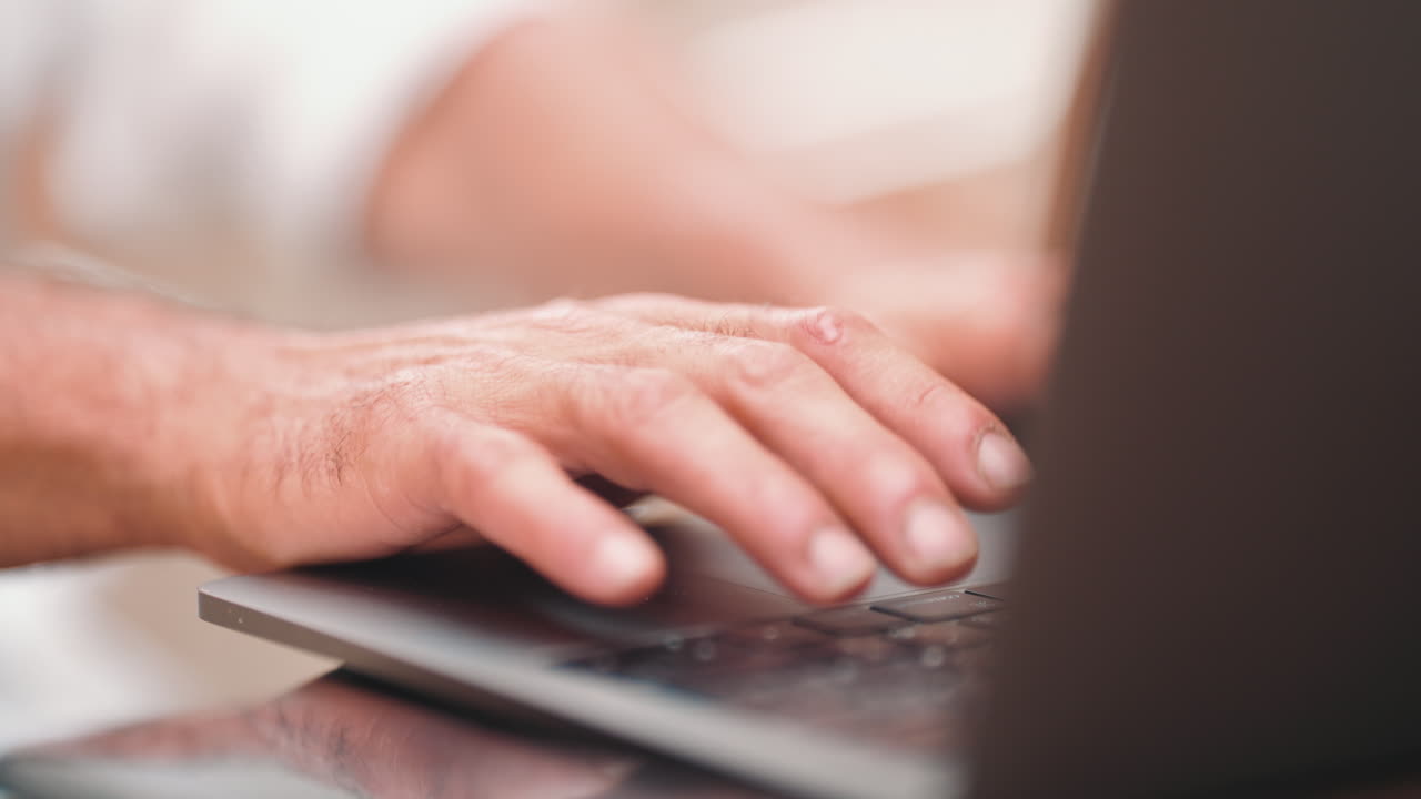 Hånd, der skriver på en bærbar computer