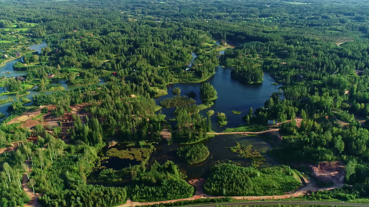 остров озера, покрытый лесом с курортными зданиями, воздушный вид с дрона