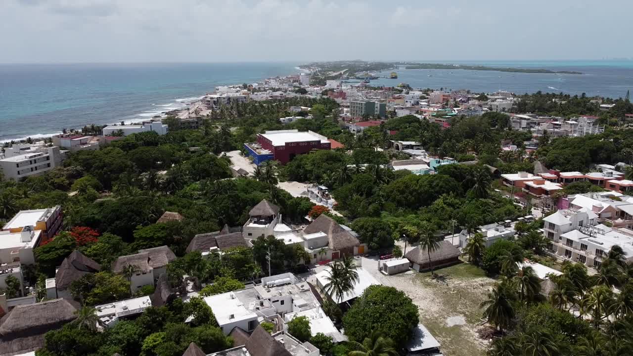 drone aéreo alejarse disparado sobre la azotea de casas y resorts en el lado sur de la isla mujeres en quintana roo, méxico durante el día