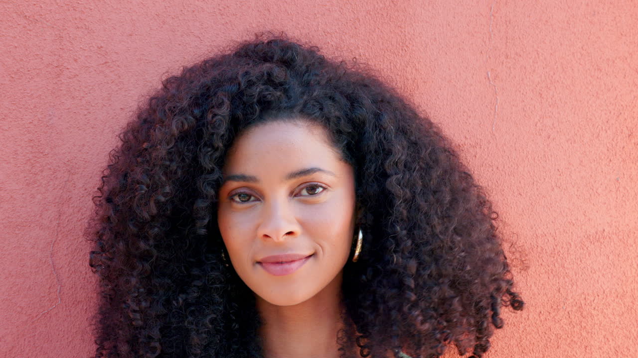 retrato, amor y mujer con el corazón señalan las manos