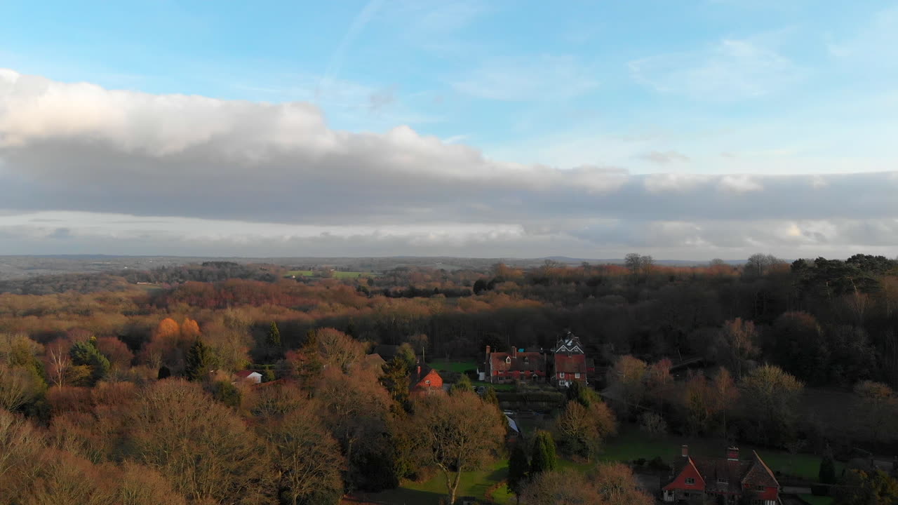imágenes aéreas de 4k de la hermosa campiña británica en kent también llamada "el jardín de inglaterra