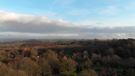 4K-Luftaufnahmen-Aus-Der-Wunderschönen-Britischen-Landschaft-In-Kent,-Die-Auch-„The-Garden-Of-England“-Genannt-Wird