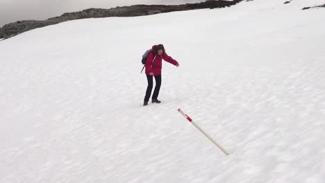 Wanderdame-Macht-Langsame-Fortschritte-Und-Rutscht-Fast-Auf-Einem-Gefrorenen,-Schneebedeckten-Hang-Aus