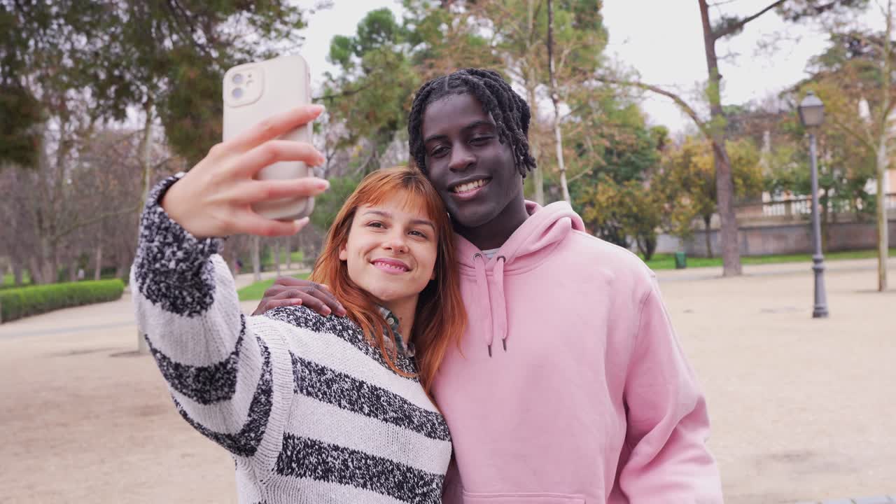Coppia che si fa un selfie in un parco
