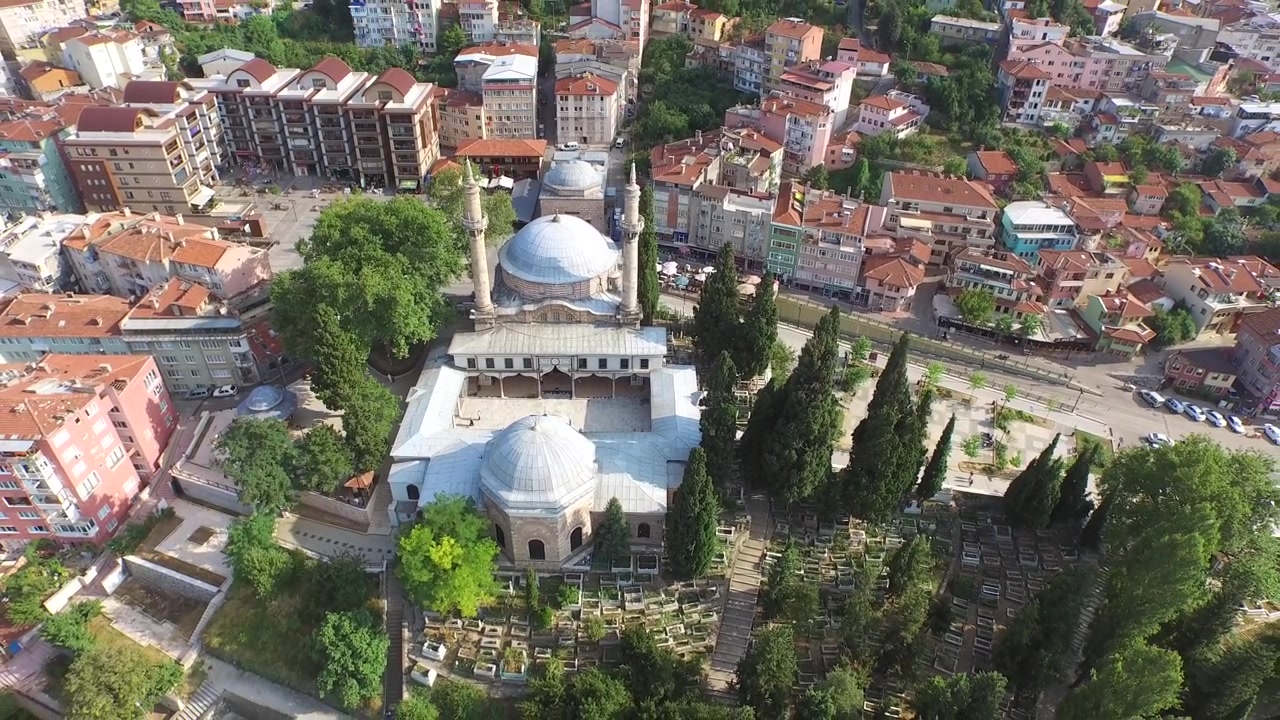 Bir Türk Şehrinde Tarihi Cami ve Mezarlığın Kuşbakışı Görünümü