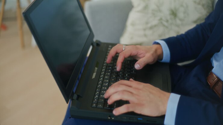 Forretningsmand besvarer e-mails på bærbar computer