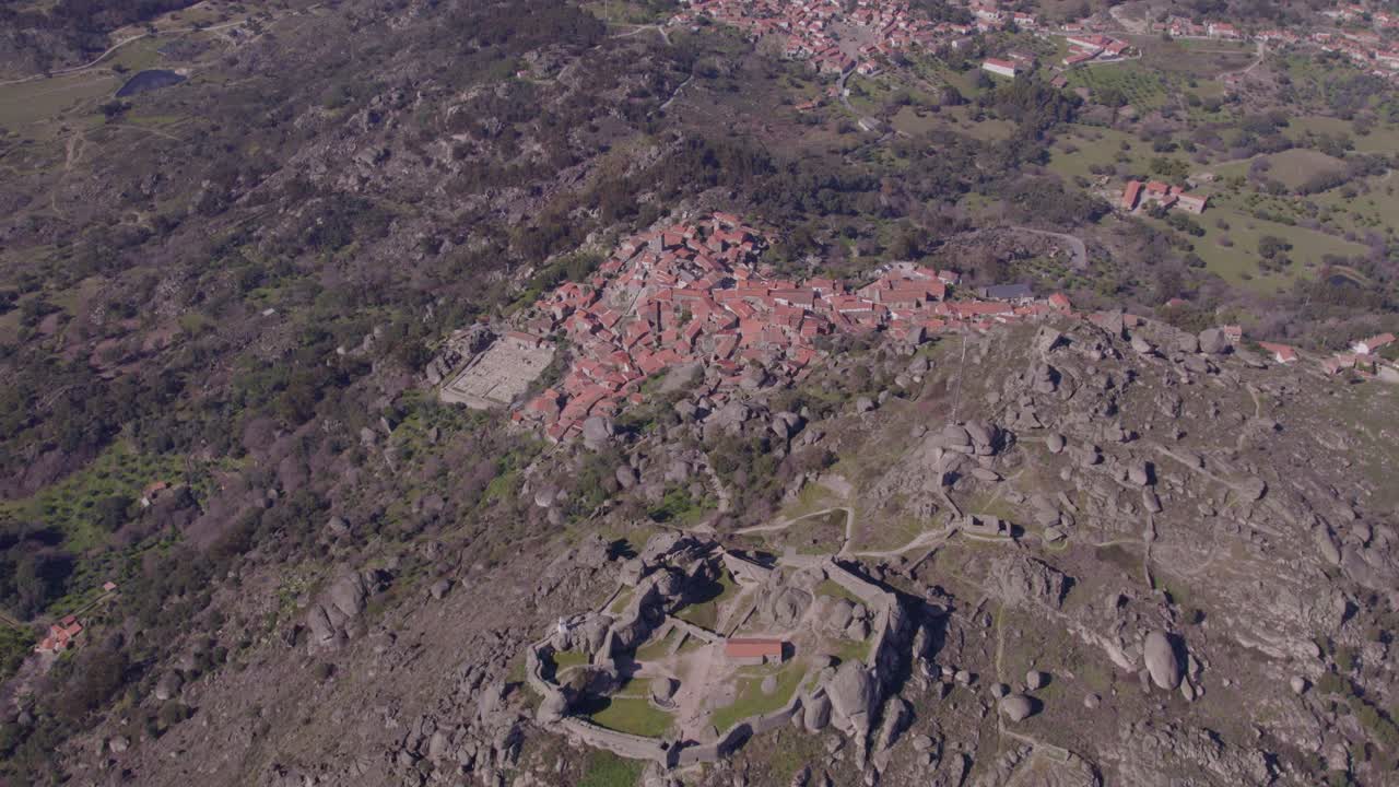 tomada amplia de la aldea turística de monsanto portugal en la cima de la colina, aérea
