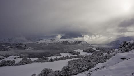 Zeitraffer-Der-Wolken,-Die-Dramatisch-über-Die-Winterlandschaft-Im-Südlichen-Patagonien,-Argentinien-Ziehen