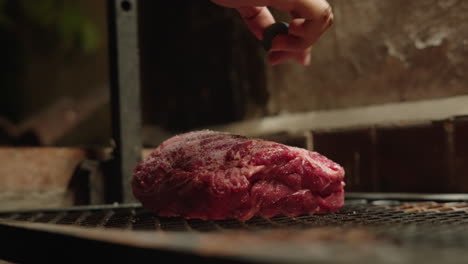 seasoning the argentine grill meat with salt