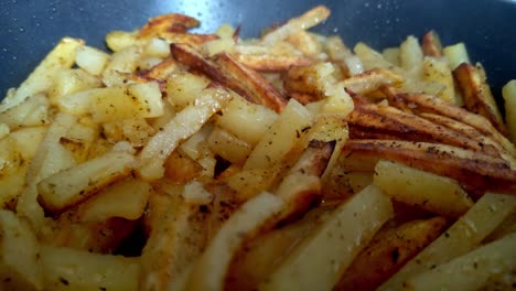 primer plano de patatas fritas en una sartén
