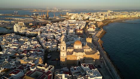 Filmischer-Drohnenblick-Auf-Die-Stadt-Cadiz-Bei-Sonnenuntergang