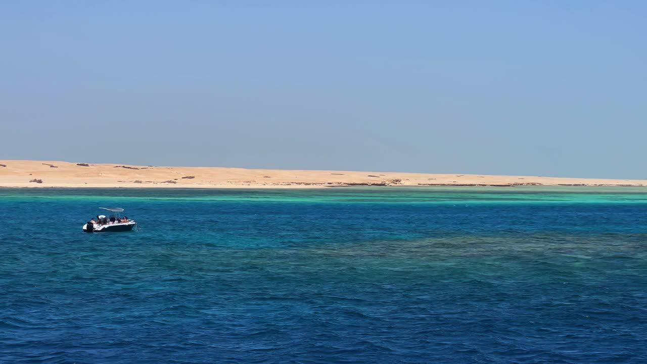 Kızıldeniz'de, Hurghada yakınlarında mercan resifine komşu, kristal berraklığında turkuaz su.