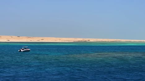 Agua-Turquesa-Cristalina-Del-Mar-Rojo-Cerca-De-Hurghada-Cerca-Del-Arrecife-De-Coral