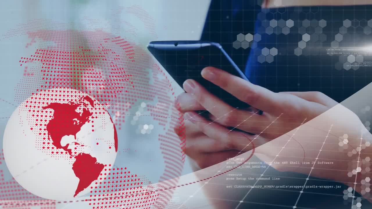 animación de globos y lenguaje informático sobre mujer biracial usando teléfono celular en la oficina