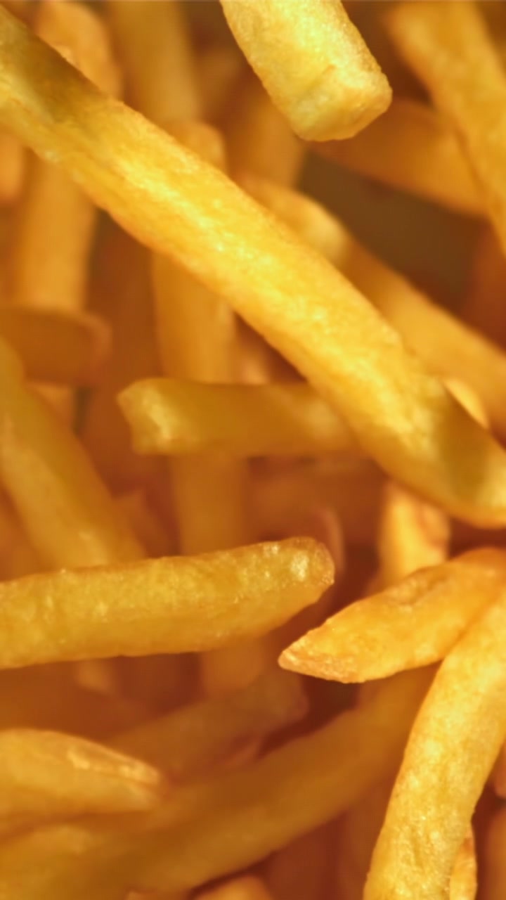 Deliciosas papas fritas doradas enfocándose nítidamente