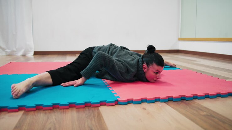 Spirito di rilassamento, posizione yoga su tatami in palestra dopo l'allenamento
