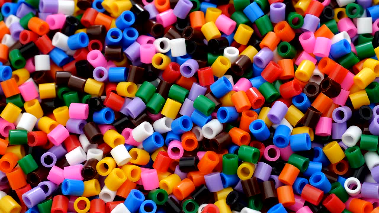 Molte perline di plastica colorate fusibili