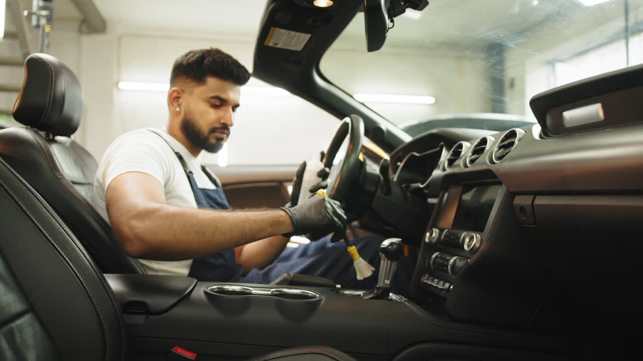 limpieza del interior del automóvil por un profesional
