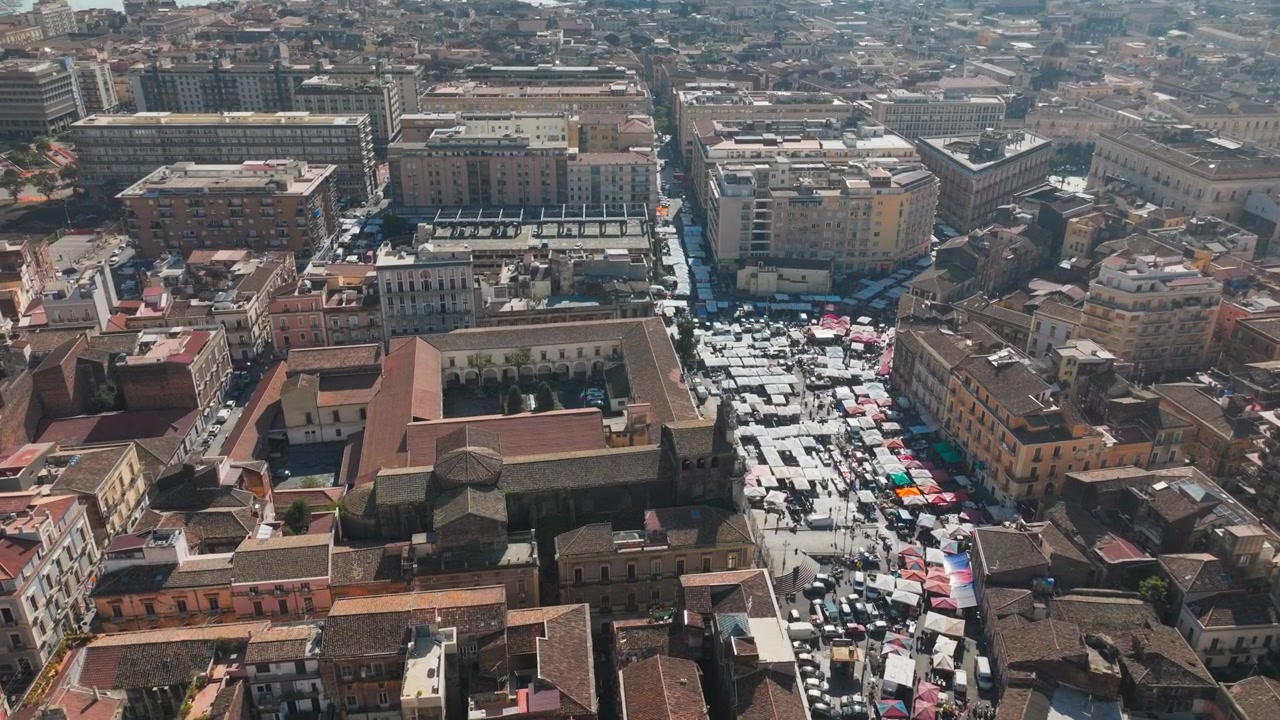 Veduta aerea del tradizionale mercato di strada all'aperto in Piazza Carlo Alberto, di fronte al Santuario della Madonna del Carmine.