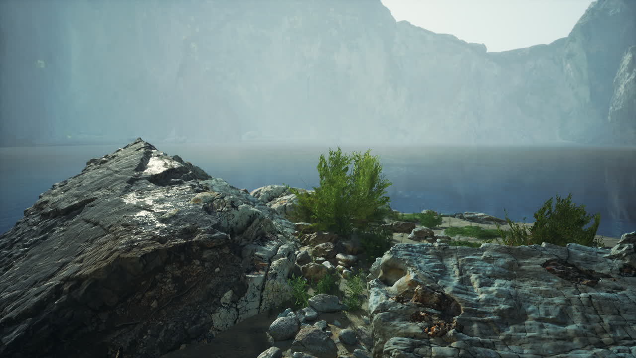 un lago pintoresco con montañas de niebla en el fondo