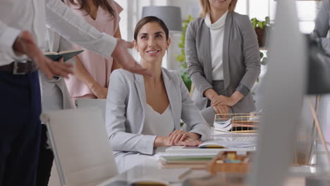 grupo feliz de personas de negocios que se reúnen compartiendo ideas disfrutando de la presentación de trabajo en equipo en diversas oficinas trabajando juntos en un lugar de trabajo profesional