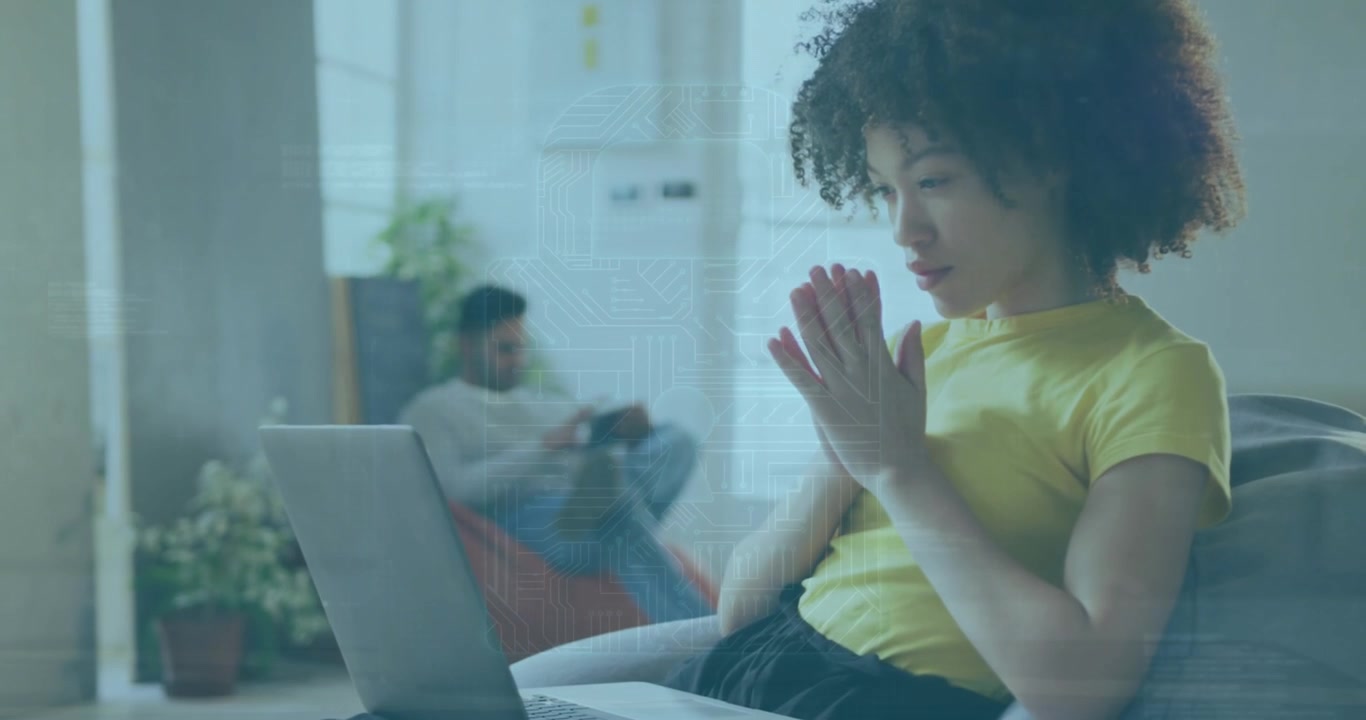 Animace zpracování dat nad afroamerickou podnikatelkou používající notebook v kanceláři.