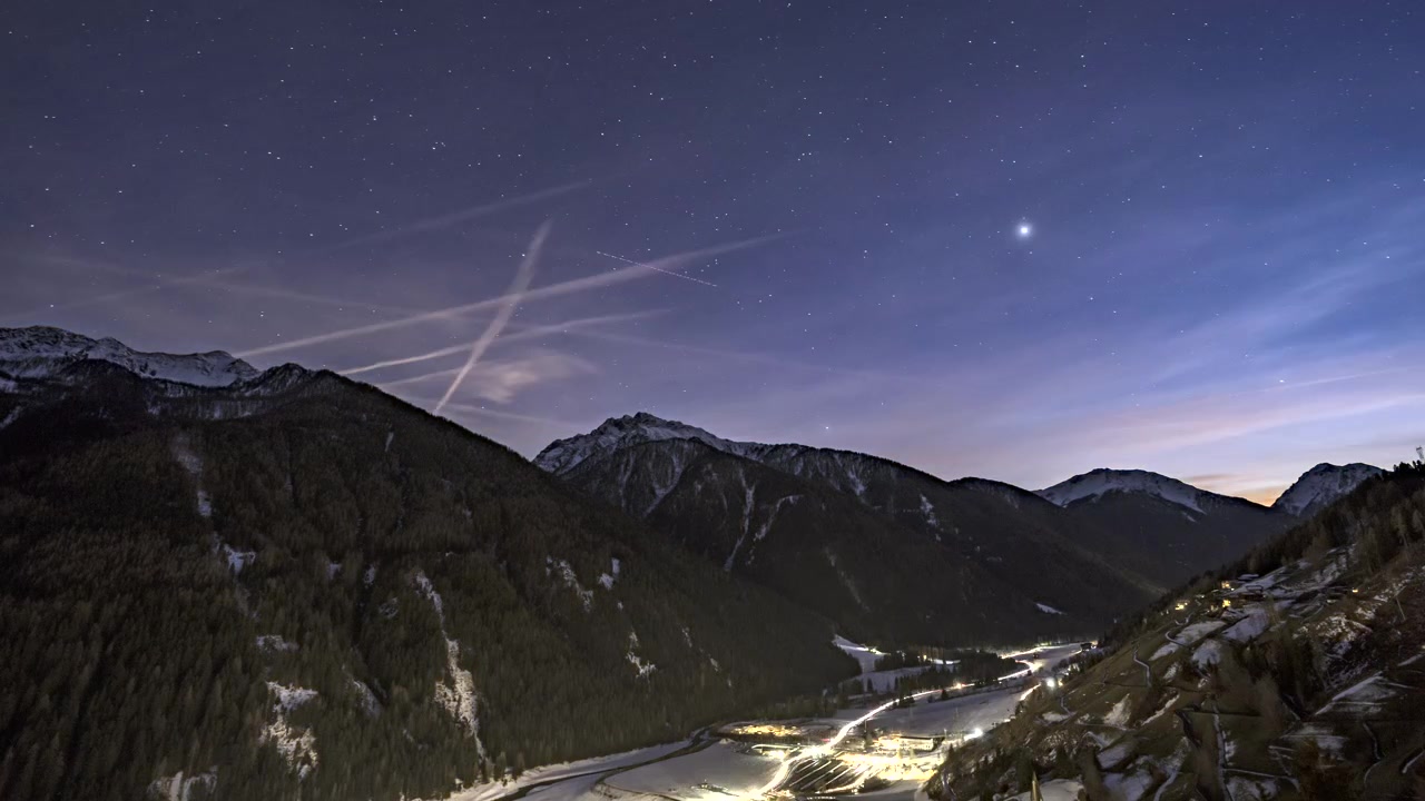 Time-lapse di Sankt Walburg in Val d'Ultimo mentre il pomeriggio sfuma in una notte serena