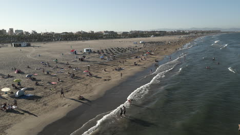 Drohnenvideo-Eines-Sommertages-An-Einem-Strand-In-Valencia,-Spanien