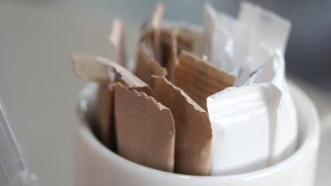 paquetes de azúcar en una taza
