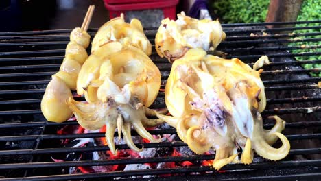 calamares frescos a la parrilla en una estufa de carbón mariscos a la parrilla comida callejera tailandesa