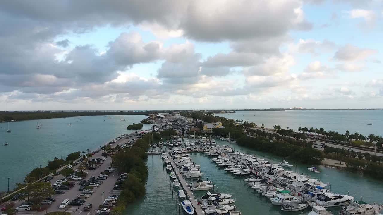 해가 지는 동안의 마리나