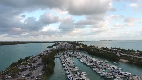 el puerto deportivo al atardecer