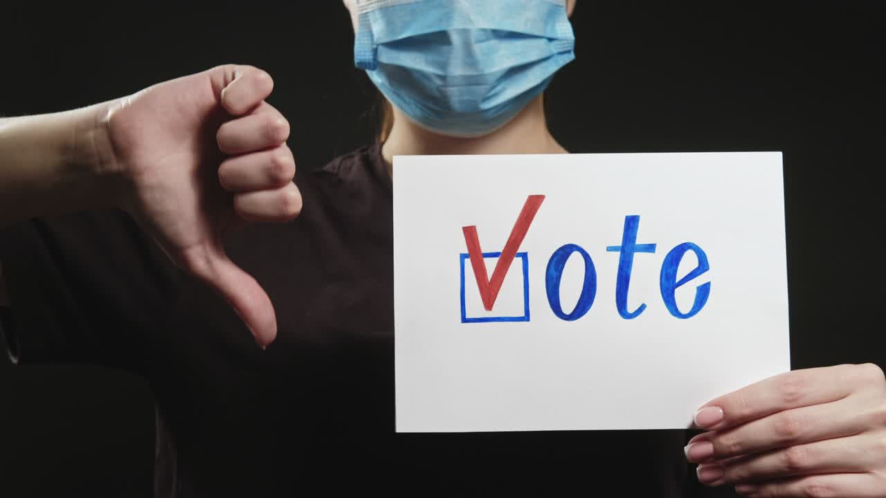 señal de votación mujer máscara facial pulgar hacia arriba hacia abajo
