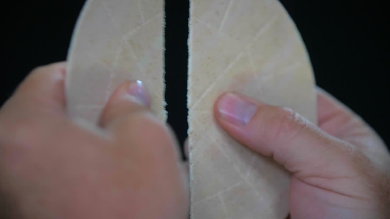 성직자가 성찬을  ⁇ 고 카바나 알터  ⁇ 을 먹고 예배를 드리는 기독교 전통