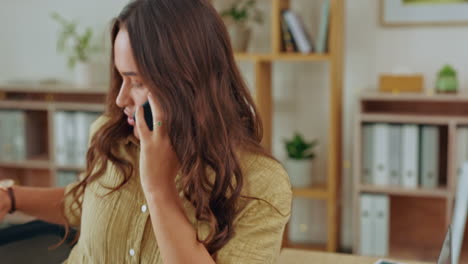 llamada telefónica, caminar y mujer de negocios en la oficina