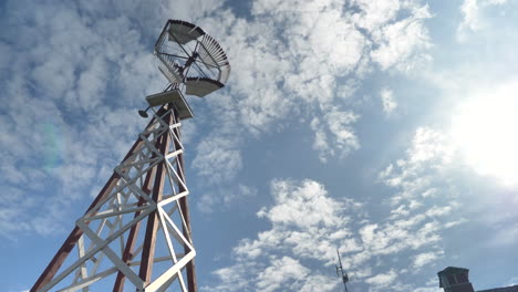 un gran molino de viento en un día nublado y tranquilo