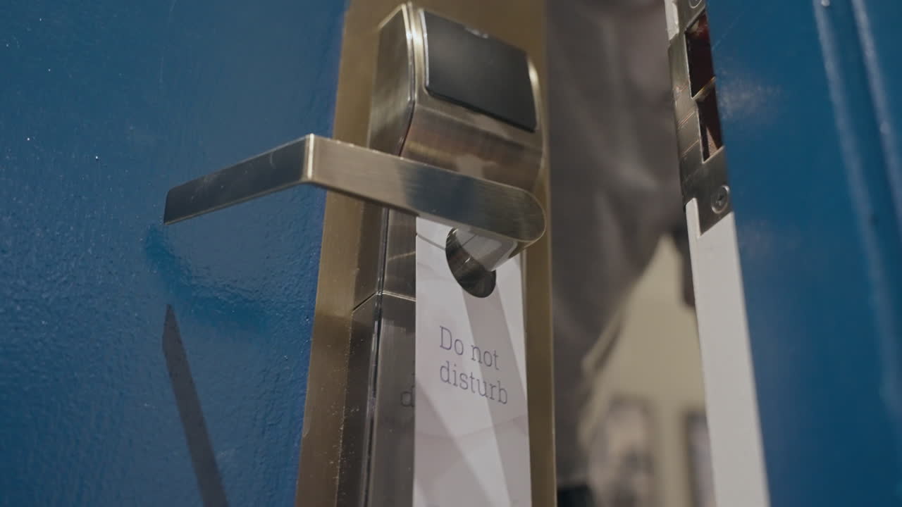 cartel de no molestar en la puerta