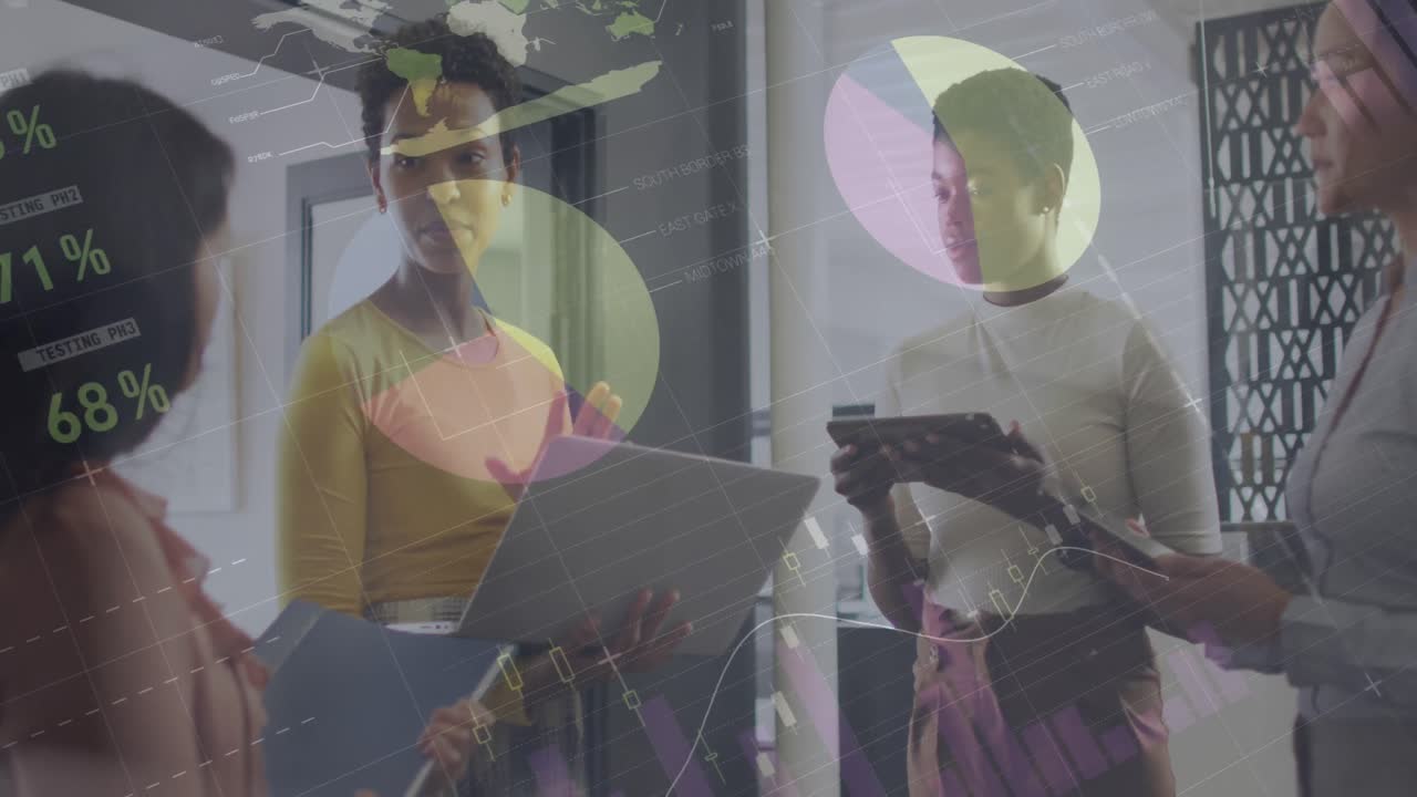 animación del procesamiento de datos sobre diversas personas de negocios en la oficina