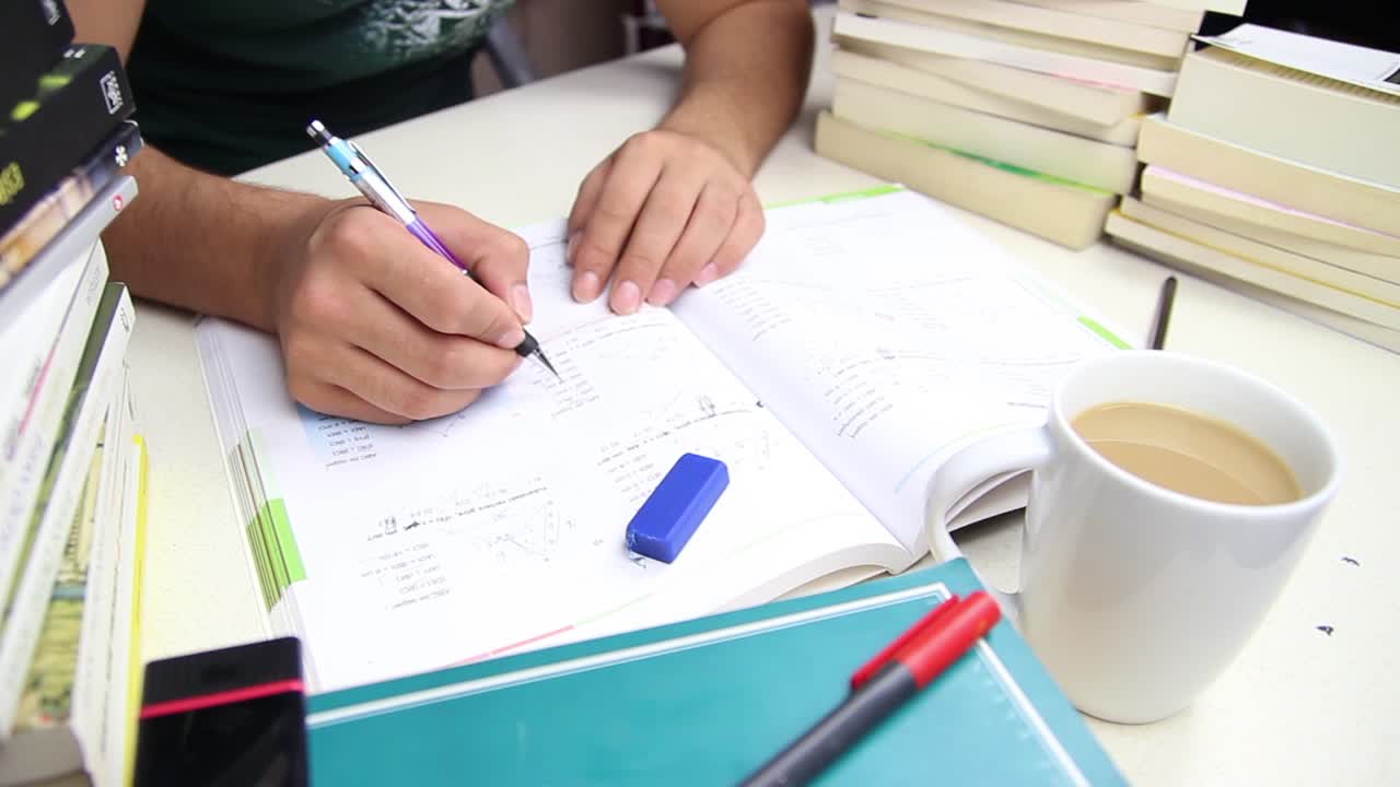estudiantes escribiendo tareas de educación