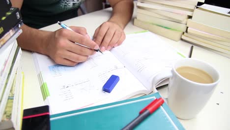 estudiantes escribiendo tareas de educación