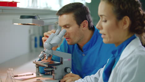 Equipo-De-Médicos-Trabajando-En-El-Laboratorio.-Científico-De-Laboratorio-Trabajando-Con-Microscopio-Y-Tablet-Pc.