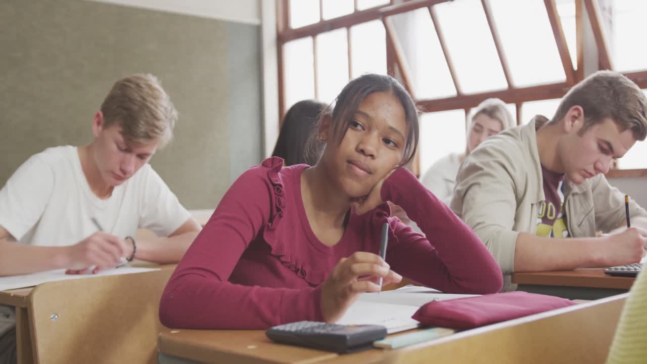 chica afroamericana pensativa en la clase de secundaria