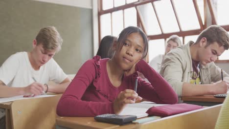 Chica-Afroamericana-Pensativa-En-Clase-De-Secundaria