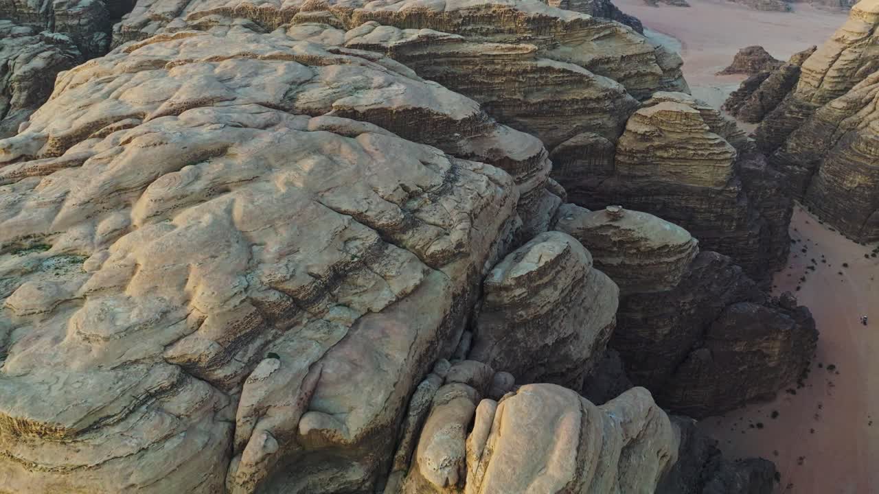 vista desde arriba de formaciones rocosas de piedra arenisca y granito en el desierto de wadi rum, jordania