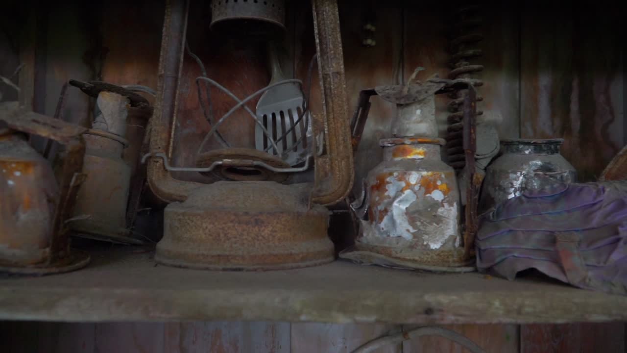 화산 폭발 재해로 인해 집안이 부서지고 녹슬어 보입니다.