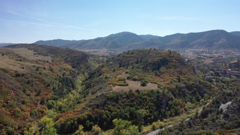 A-drone-flight-over-Deer-Creek,-Littleton-Colorado-as-the-fall-colors-start-to-set-in