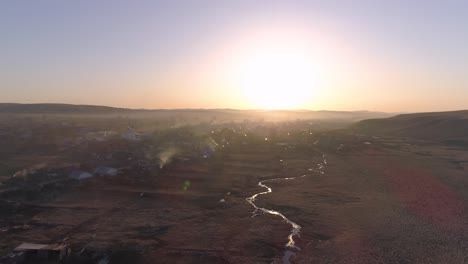 volando sobre el pueblo en el sol de primavera