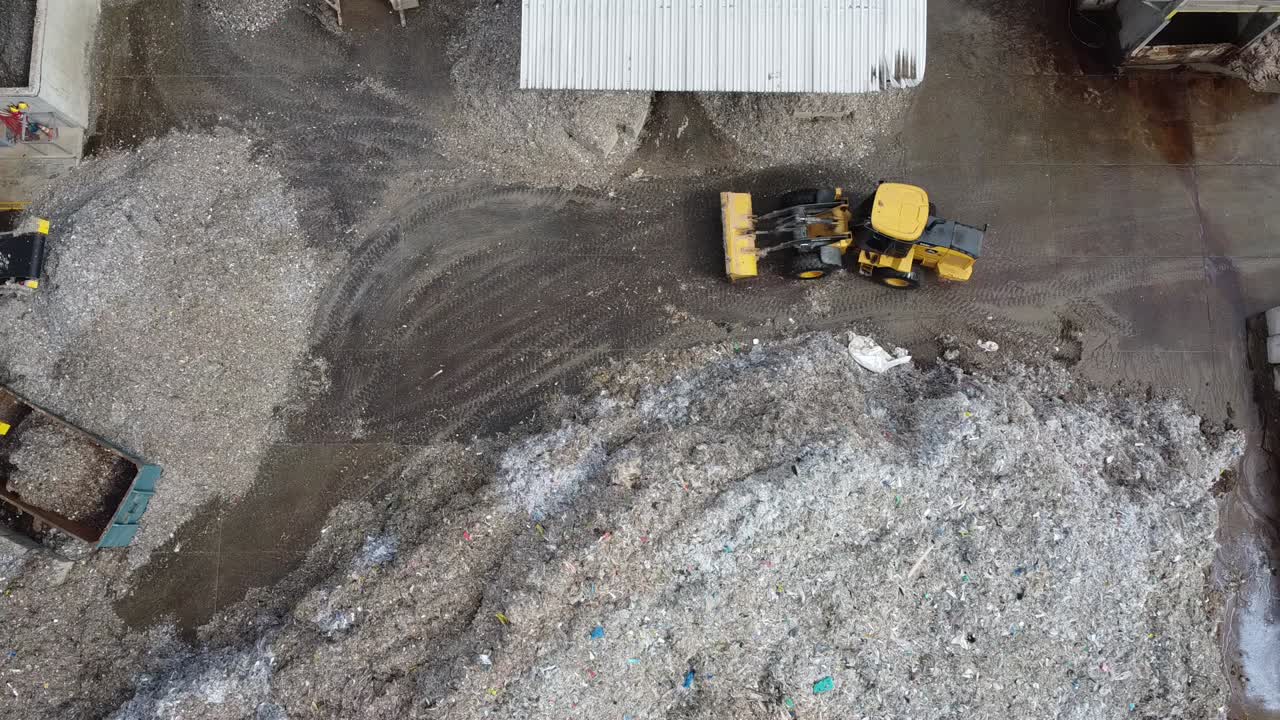 operaciones de la fábrica: imágenes de aviones no tripulados de almacenes y tractores en funcionamiento