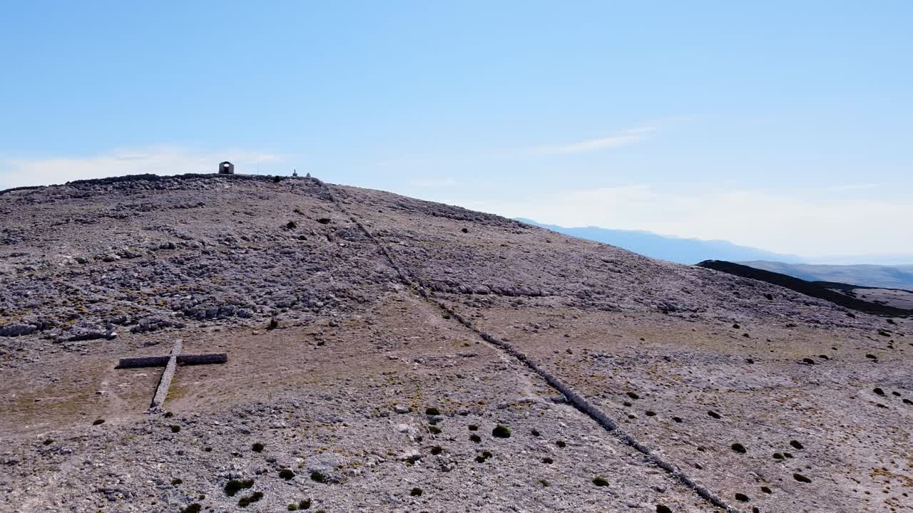 섬에 있는 산 정상의 공중 전망