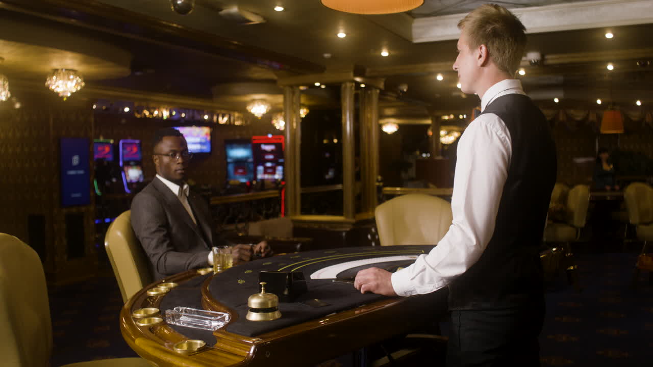 grupo multiétnico de personas que se unen a la mesa de póquer en el casino.